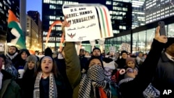 Warga berkumpul di Federal Plaza untuk memprotes keputusan Presiden Donald Trump mengakui Yerusalem sebagai Ibu Kota Israel, 7 Desember 2017. 
