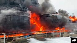 Sa video snimka koji je objavio Telegram kanal guvernera Brjanska Aleksandra Bogomaza u petak, 19. januara 2024., vide se rezervoari za naftu u plamenu nakon napada dronom u Klinci, gradu u ruskoj oblasti Brjanska, oko 60 kilometara od rusko-ukrajinske granice.