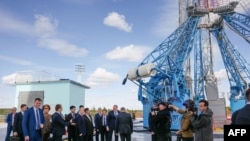 Na ovoj fotografiji koju je distribuirala agencija Sputnjik, ruski predsjednik Vladimir Putin (u sredini L) i lider Severne Koreje Kim Džong Un (u sredini R) posećuju kosmodrom Vostochny na dalekom istoku Rusije.