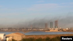 Asap membumbung setelah serangan udara terhadap bandara Maitiga di Tripoli, Libya, 5 Maret 2015. (Foto: dok.)