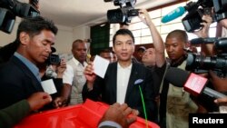 Presiden Madagaskar Andry Rajoelina memberikan suaranya di Ambatobe, dekat Antananarivo, Madagascar (25/10/2013). 