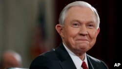 លោក Jeff Sessions ញញឹម​នៅ​ពេល​លោក​ធ្វើ​សក្ខីកម្ម​នៅ​វិមាន Capitol Hill ក្នុង​រដ្ឋធានី​វ៉ាស៊ីនតោន កាលពី​ថ្ងៃទី១០ ខែមករា ឆ្នាំ២០១៧។