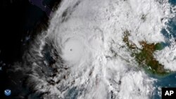 Gambar dari Satelit GOES EAST yang dirilis oleh NOAA menunjukkan Badai Willa di bagian timur Pasifik sedang menuju pesisir Pasifik Meksiko, 22 Oktober 2018.
