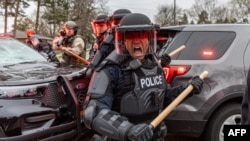 Policija Minneapolisa u sukobu sa demonstrantima poslije protesta zbog policijskog ubistva Dauntea Wrighta u Brooklyn centru, 11. april 2021. 