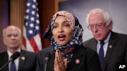 Anggota Kongres, Ilhan Omar (tengah), di antara rekan-rekan anggota Kongres dalam konferensi pers di Capitol Hill, Washington, 10 Januari 2019.
