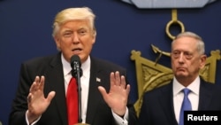 លោក​ប្រធានាធិបតី Donald Trump ថ្លែង​សុន្ទរកថា​ នៅ​មន្ទីរ​បញ្ចកោណ នៅ​ក្នុង​រដ្ឋធានី​វ៉ាស៊ីនតោន សហរដ្ឋ​អាមេរិក កាលពី​ថ្ងៃទី២៧ ខែមករា ឆ្នាំ២០១៧។