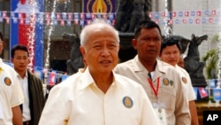 ព្រះអង្គម្ចាស់​នរោត្តម រាណឫទ្ធិ ប្រធាន​គណបក្ស​ហ៊្វុន​ស៊ីនប៉ិច ក្រោយ​ការ​ដង្ហែក្បួន​របស់​គណបក្ស​ព្រះអង្គ​កាល​ពី​ថ្ងៃ​ច័ន្ទ ទី១៩ ខែ​មករា ឆ្នាំ២០១៥។ (AP/ ហេង ស៊ីនិត)