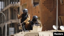 Des soldats devant l'hôtel Splendid à Ouagadougou, le 18 janvier 2016. (REUTERS/Joe Penney)