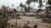 Rumah yang rusak tertutup abu vulkanik di Desa Sumberwuluh, menyusul erupsi Gunung Semeru di Kabupaten Lumajang, Jawa Timur, 5 Desember 2021. (Foto: REUTERS/Willy Kurniawan)