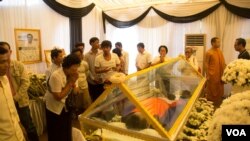 ប្រជាពលរដ្ឋខ្មែរចូលរូមក្នុងពិធីបុណ្យសពអ្នកវិភាគនយោបាយឯករាជ្យលោក កែម ឡី នៅវត្តចាស់ សង្កាត់ជ្រោយចង្វាក្រុងភ្នំពេញ នាថ្ងៃទី១៩ ខែកក្កដា ឆ្នាំ២០១៦។