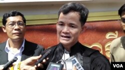រូបឯកសារ៖ លោក​មេធាវី​ជូង ជូងី​បញ្ជាក់​ប្រាប់​ក្រុម​អ្នក​សារព័ត៌មាន​ពី​ការសម្រេច​ចិត្ត​ដើរ​ចេញ​ពី​សវនាការ​ដោយ​សារ​តែ​ចៅក្រម​បាន​ហាម​ឃាត់​អ្នក​តំណាងរាស្រ្ត​មិន​ឱ្យ​ចូល​ស្តាប់​។ 