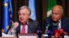 Le Secrétaire général de l'ONU, Antonio Guterres, et le Secrétaire général de la Ligue arabe, Ahmed Abul Gheit, à Tunis, le 30 mars 2010.