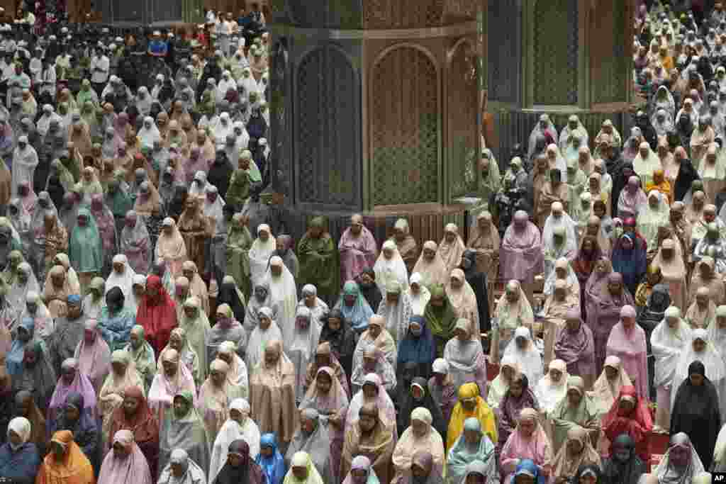 د اندونیزیا په پلازمینه جاکارتا کې د استقلال په جومات کې د تراویح لمونځ&nbsp;