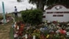 Chad Williams (19 tahun), salah seorang penyintas penembakan massal di SMA Marjory Stoneman Douglas berdiri di taman peringatan di luar SMA Marjory Stoneman Douglas, di Parkland, Florida, 16 Maret 2019. 
