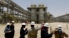 Pabrik gas Hawiyah di Provinsi Timur Arab Saudi pada 28 Juni 2021. (Foto: AP)