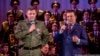 Йосип Кобзон (праворуч) у Донецьку співає разом із ватажком терористичного угруповання «ДНР» Олександом Захарченком