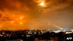 Rakete koje su palestinski militanti ispalili iz grada Gaze presreće izraelski odbrambeni raketni sistem Iron Dome u ranim satima 8. oktobra 2023. godine.