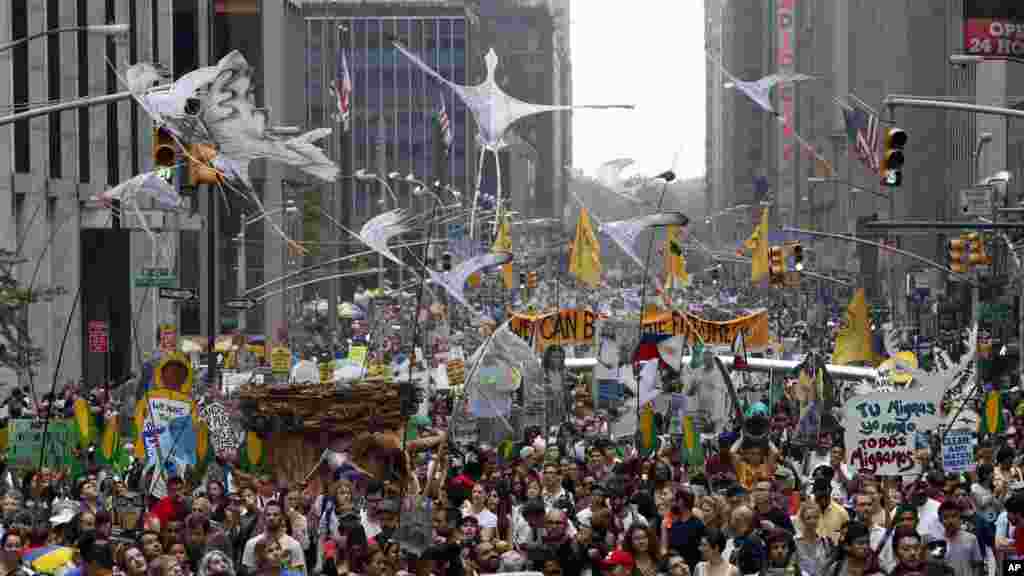 Para demonstran Pawai Iklim Rakyat di New York City (21/9).&nbsp;(AP/Jason DeCrow) 
