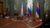 Російський міністр закордонних справ Сергій Лавров був посередником на переговорах азербайджанського міністра закордонних справ Джейхуна Байрамова та вірменського - Зограба Мнацаканяна на зустрічі у Москві 9 жовтня 2020 р.