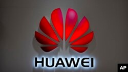 ស្លាកសញ្ញា​ក្រុមហ៊ុន Huawei ត្រូវ​បាន​គេ​ដាក់​នៅ​ហាង​លក់​ទូរស័ព្ទ​ដៃ Huawei ក្នុង​ផ្សារ​ទំនើប​មួយ​នៅ​ក្នុង​ក្រុង​ប៉េកាំង។