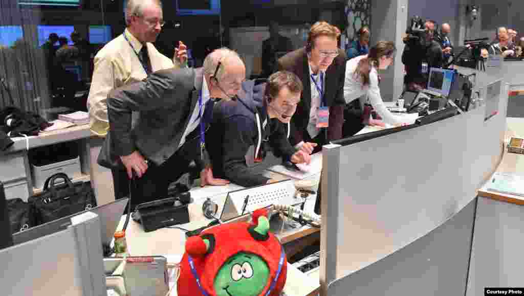 Réception d&#39;un signal de surface comète juste après Philae a atterri, le 12 novembre 2014. (Courtoisie: Agence spatiale européenne)