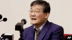 북한에 억류 중인 한국계 미국인 김동철 씨가 지난해 5월 평양에서 열린 기자회견에 참석했다.