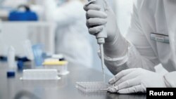 Istraživač radi u laboratoriji kompanije Moderna, na fotografiji bez datuma napravljenoj od video snimka.