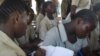 Séance de sensibilisation sur les grossesses précoces en milieu scolaire dans un collège près de Cotonou, Bénin, 24 avril 2017. (VOA/Ginette Fleure Adande)