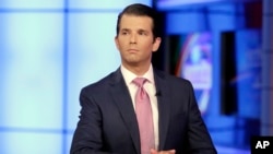 លោក Donald Trump Jr. សម្ភាសជាមួយ​លោក​ Sean Hannity ក្នុង​កម្មវិធីទូរទស្សន៍ Fox News។