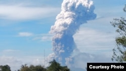 Gunung Soputan yang terletak Minahasa, Sulawesi Utara, Rabu pagi (3/10) meletus (foto: BNPB). 