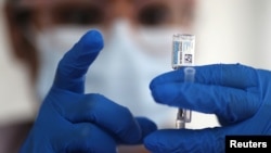 Raspoloživi podaci ukazuju da vakcine kompanija “Moderna” i “Pfizer-BioNTech” obezbjeđuju imunitet najmanje šest mjeseci od imunizacije. Nije, međutim, poznato koliko dugo taj perod traje nakon isteka pola godine. (Foto: Reuters)