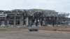 Cette image du 24 mars 2021 montre des dommages à un bâtiment situé dans le camp militaire de Bata où une explosion a eu lieu le 7 mars, tuant 107 personnes et provoquant des dommages importants dans les quartiers voisins.