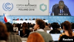 Les participants à la session plénière de la Conférence des Nations Unies sur les changements climatiques 2018 à Katowice, en Pologne, le 13 décembre 2018. REUTERS / Kacper Pempel - 