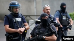 La police française et des membres de la brigade anti-criminalité (BAC) lors d'une descente anti-terroriste à Argenteuil, dans la banlieue nord de Paris, le 21 juillet 2016