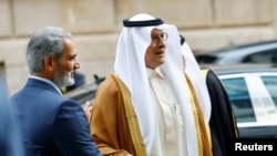 Menteri urusan energi Arab Saudi Pangeran Abdulaziz bin Salman Al-Saud dan Sekretaris Jenderal OPEC Haitham al-Ghais tiba di markas OPEC di Wina, Austria, pada 5 Oktober 2022. (Foto: Reuters/Lisa Leutner)