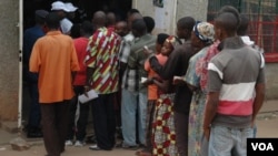 People line up to vote in Bujumbura, Burundi, June 29, 2015. (Edward Rwema/VOA News) 