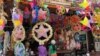 ហាង​​លក់​គោម និង​គ្រឿង​តុបតែង​លម្អ​ពេល​ចូល​ឆ្នាំរបស់​អ្នកស្រី​នួន សុខាណារី​នៅ​ជិត​ផ្សារ​អូរឬស្សី​ក្នុង​ក្រុង​ភ្នំពេញ កាល​ពី​ថ្ងៃពុធ ទី០៨ ខែ​មេសា ឆ្នាំ២០២០​។ (ណឹម សុភ័ក្រ្តបញ្ញា/VOA) ​​