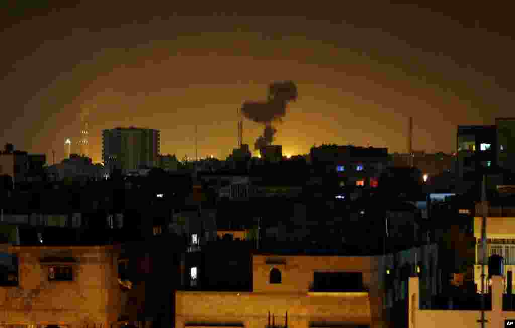 Asap membubung menyusul serangan rudal Israel di Beit Lahia, Jalur Gaza bagian utara (7/7). (AP/Hatem Moussa)