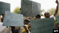 FILE: Zimbabwean doctors and nurses demonstrate in Harare on November 18, 2008. AFP PHOTO / DESMOND KWANDE / AFP PHOTO / DESMOND KWANDE