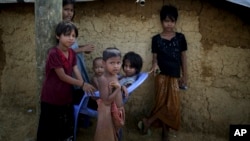 지난 19일 방글라데시 쿠투팔롱 난민촌에 거주하고 있는 미얀마의 로힝야족 난민 아이들의 모습이 보인다.