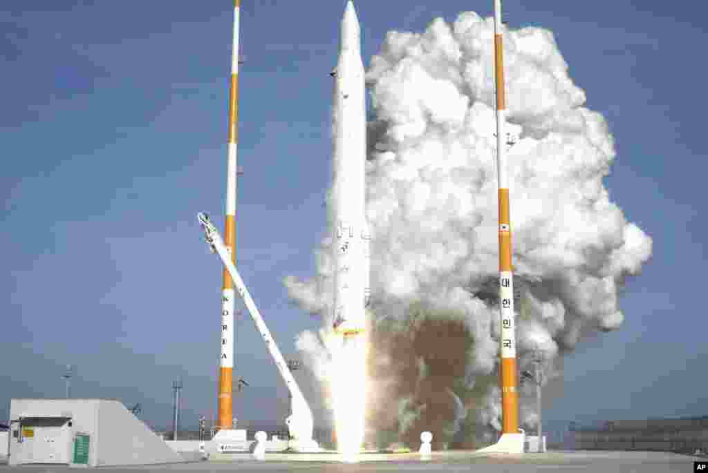 In this photo released by Korea Aerospace Research Institute, South Korea's rocket lifts off from its launch pad at the Naro Space Center in Goheung, January 30, 2013. 