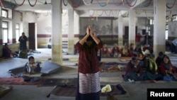 Seorang warga di Kathmandu berdoa untuk para korban kekerasan di Tibet dan mereka yang membakar diri sebagai protes atas pendudukan Tiongkok. (Foto: Dok)