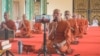 ព្រះ​សង្ឃ​គោះ​រគាំង សូត្រធម៌ និងសមាធិ ខណៈ​ពលរដ្ឋដាក់​ទីង​មោង​និង​ដុត​ភ្លើង​​ដើម្បី​បញ្ចៀស​វីរុស​កូរ៉ូណា