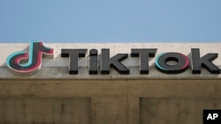 Околу 13% не се согласуваат, а останатите не се сигурни или не одговориле на прашањето. Поверојатно е дека републиканците повеќе од демократите сметаат дека Кина ја користи апликацијата за да влијае на мислењата на САД.