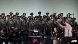 Les choeurs de l'Armée Rouge arrivent sur scène au Palais des sports de Paris, le 23 octobre 2015.