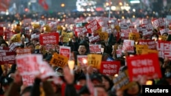 ARSIP – Para pengunjuk rasa meneriakkan slogan-slogan dalam sebuah unjuk rasa yang menuntut Presiden Korea Selatan saat itu, Park Geun-hye, untuk mengundurkan diri, Seoul, Korea Selatan, 19 November 2016 (foto: Reuters/Kim Kyung-Hoon)