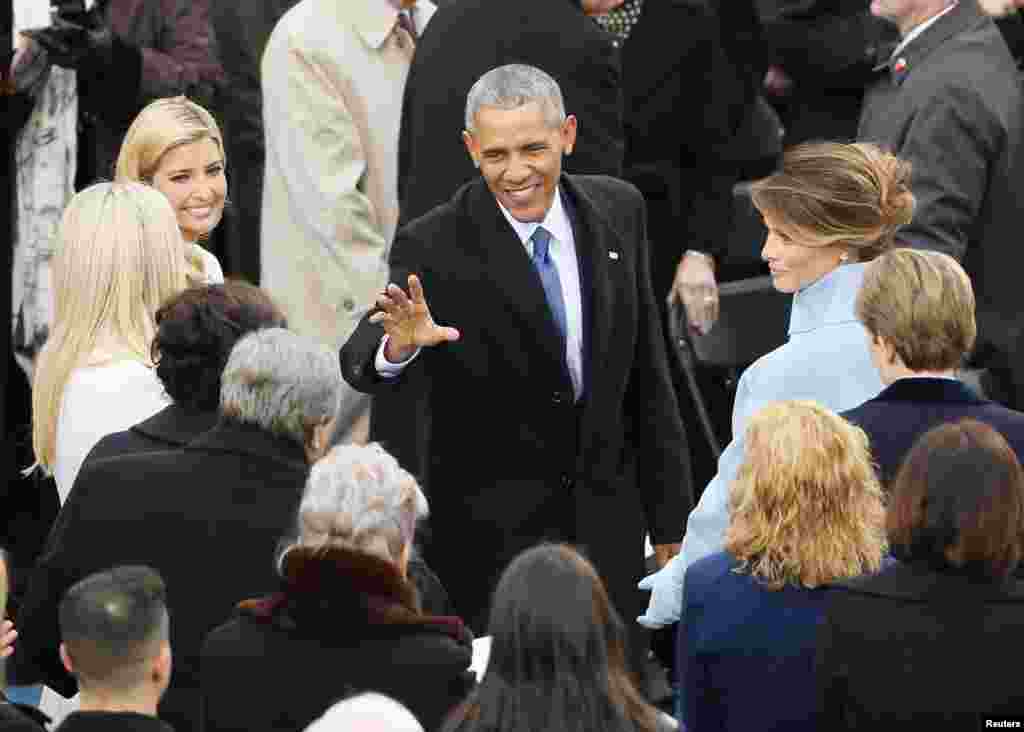 Le président sortant Obama salue la famille Trump lors de l&rsquo;investiture de Donald Trump en tant que 45e président des États-Unis, au Capitole, Washington, 20 janvier 2017.