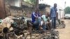 Des jeunes vendeurs des pièces détachées, à Brazzaville, au Congo, le 24 mai 2017. (VOA/Ngouela Ngoussou)