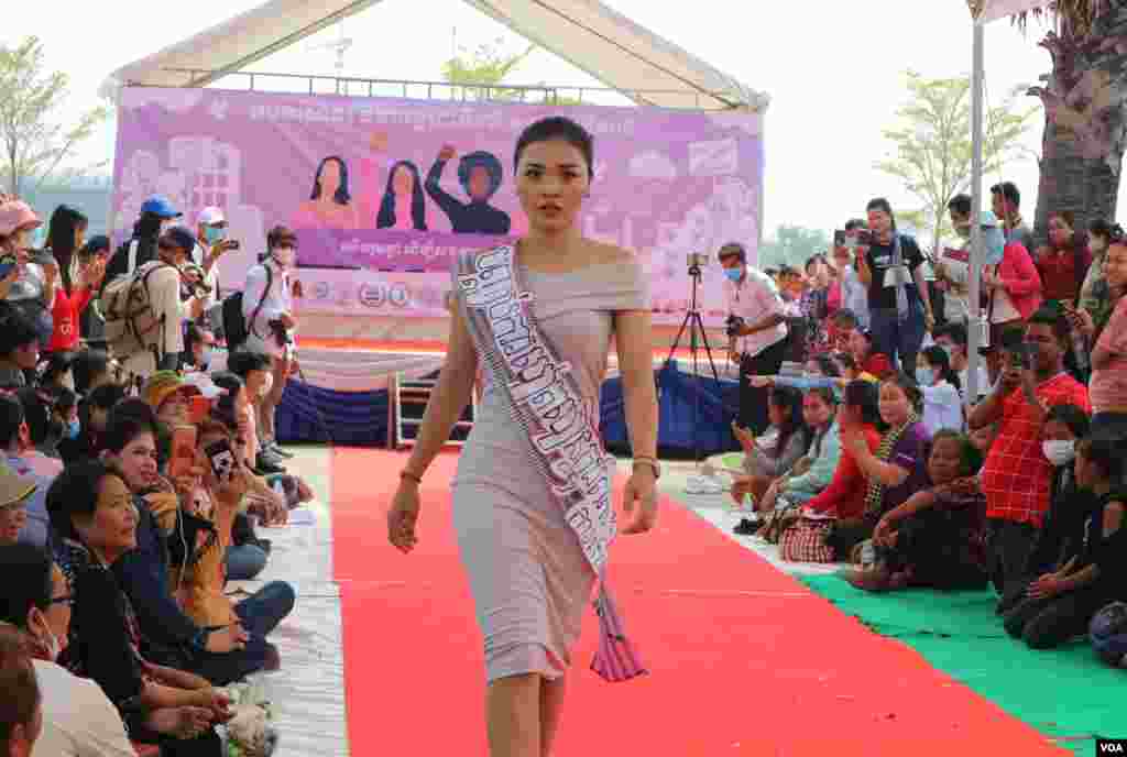 នារី​ម្នាក់​ដើរ​បង្ហាញ​ម៉ូត​អំពី​សិទ្ធិ​នារី​ដើម្បី​​អបអរ​ក្នុង​ក្នុង​ពិធី​​​​ប្រារព្ធ​ទិវា​សិទ្ធិ​នារី​អន្តរជាតិ​លើក​ទី​១០៩ នៅ​សួន​ប្រជាធិបតេយ្យ នា​ថ្ងៃ​ទី៨ ខែ​មីនា ឆ្នាំ​២០២០។ (កាន់ វិច្ឆិកា/VOA)