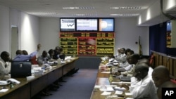 Négociations à la Bourse du Zimbabwe à Harare, le 24 avril 2008 sur les prix des produits de base, la croissance économique, les initiatives d'allégement de la dette, les politiques économiques favorables au marché et les marchés boursiers d'Afrique. (AP/Tsvangirayi Mukwazhi)